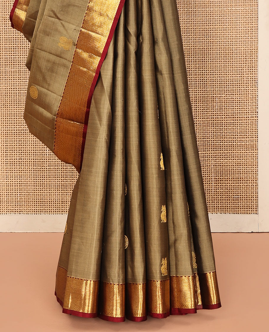 Grey Kanchipuram Silk Saree, Accentuated with Mayil and Chakram Buttas All Over Its Body, Complemented by Contrast Border of Rekku and Kathir Designs, Grand Pallu of Traditional Designs, and Paired with a Contrast Blouse
