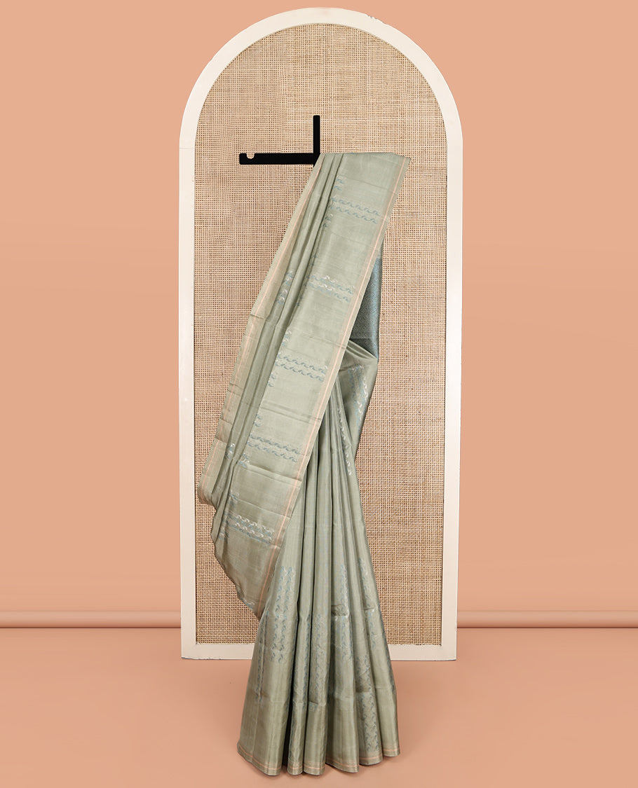 Green Mayuri Soft Silk Saree, Adorned with Buttas, a Subtle Border, Pallu of Jaal Design, and a Matching Blouse