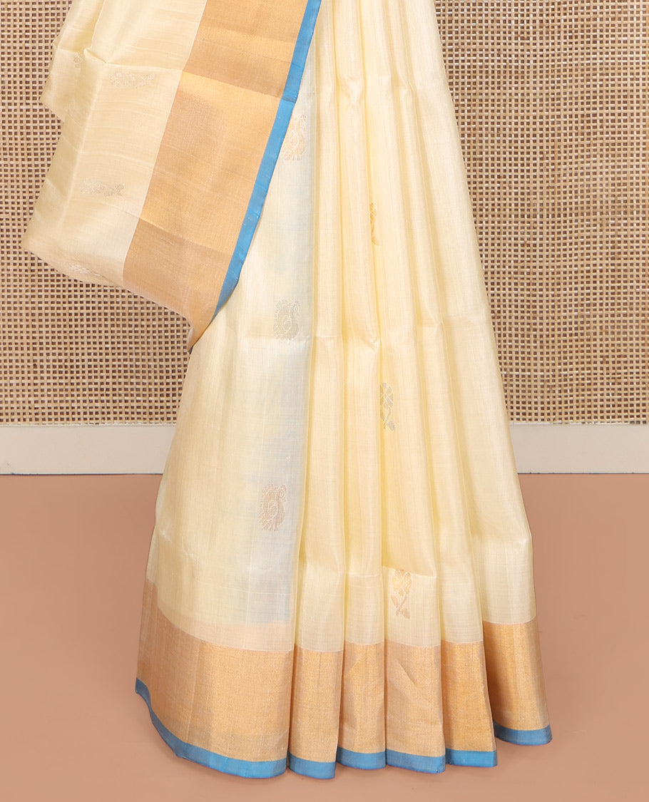 Cream Uppada Silk Saree, Subtly Sparkled with Zari Buttas All Over Its Body, Complemented by a Contrast Bavanji Border, Pallu Features Peacock Designs, and Paired with a Contrast Blouse