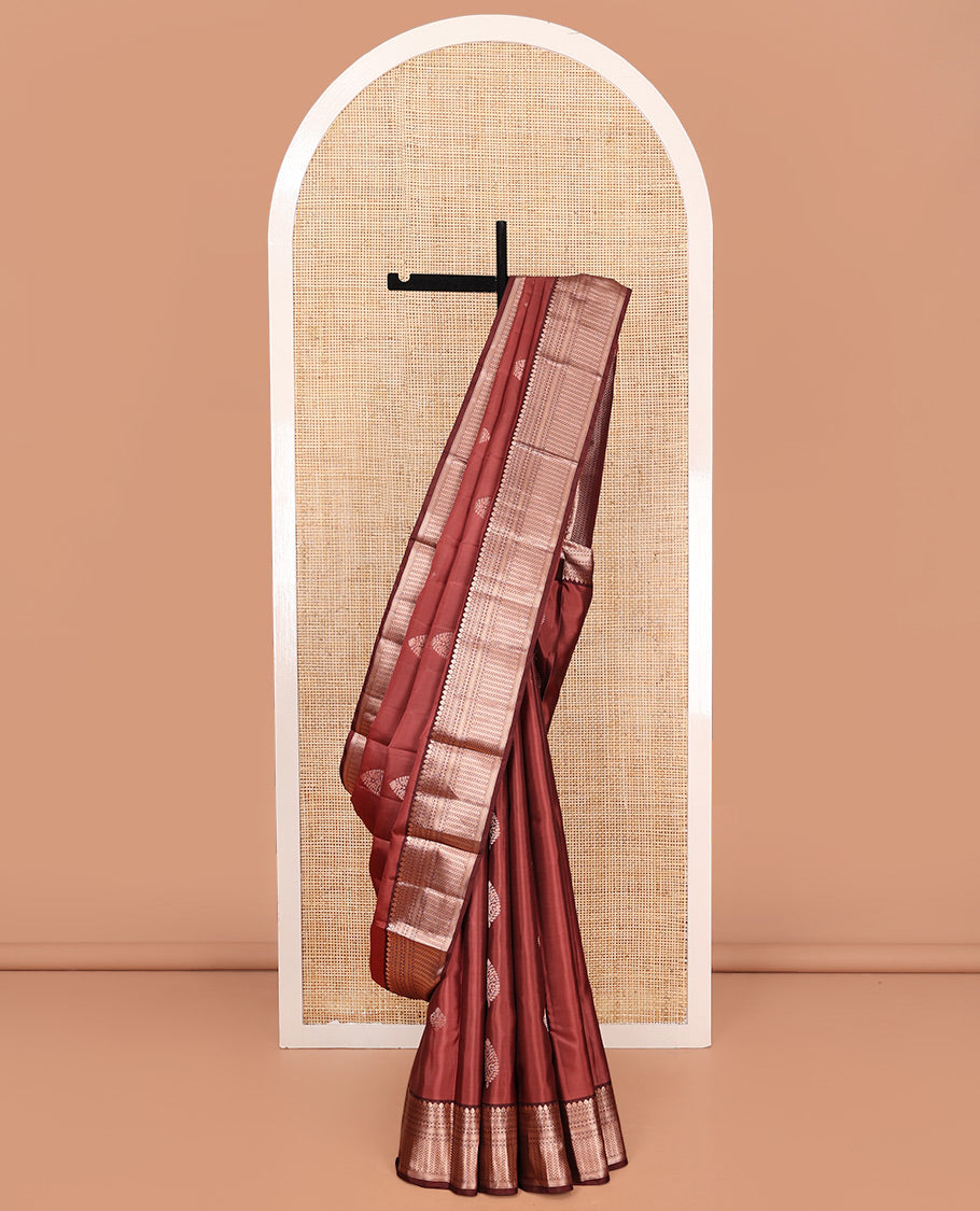 Redwood Colored Vasundhara Silk Saree, Spotlighted with Zari Buttas on Its Body, Complemented by Contrast Border of Thilakam Mokku, Diamond, Rettai Neli, and Kathir Designs, Intricately Designed Pallu, and Paired with a Contrast Blouse