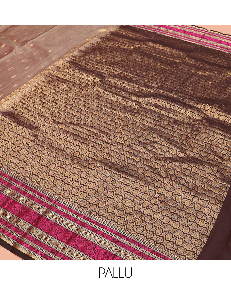 Grey Vasundhara Lite Silk Mix Saree, Subtly Woven with Zari Buttas All Over Its Body, Complemented by Contrast Border of Kodi Visiry Designs, Pallu Steeped with Chakram Designs, and Paired with a Contrast Blouse