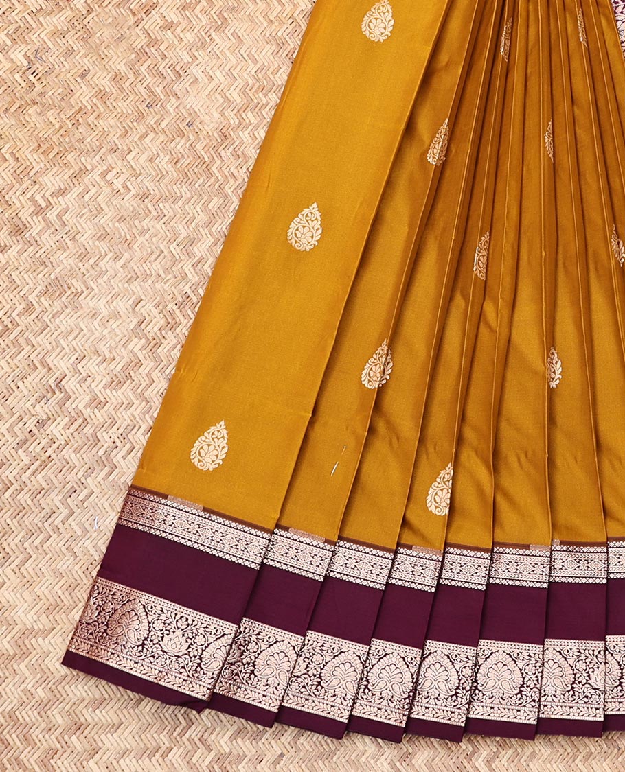 Orange Budget Silk Saree, Elevated with Zari Buttas, Complemented by Contrast Traditional Rettai Pettu Border, Grand Pallu, and a Contrast Blouse