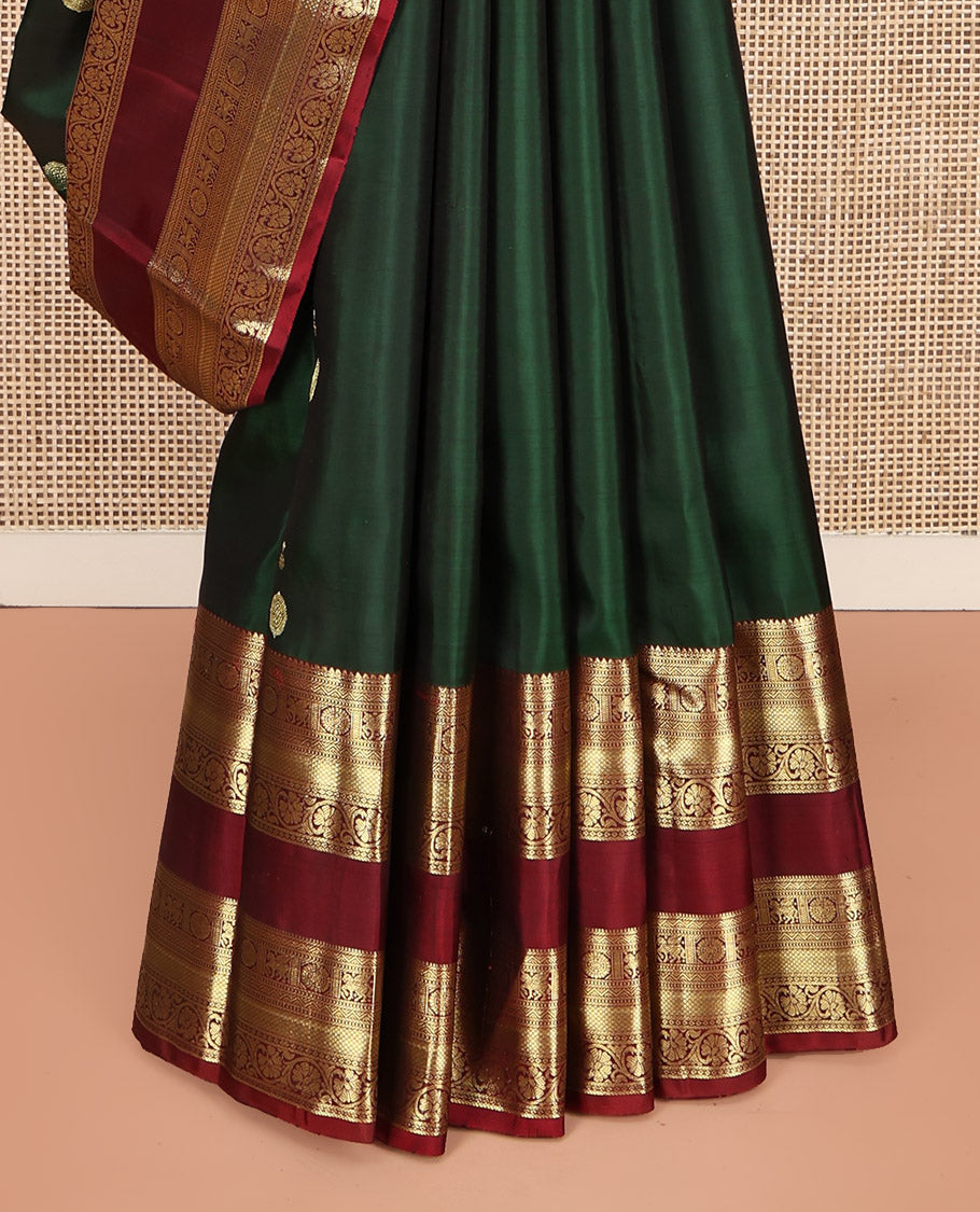 Green Kanchipuram Silk Saree, Woven with Zari Buttas All Over Its Body, Complemented by a Contrast Border of Rekku, Muthu, Kuthirai, Chakram, Mayil Kann, and Kodi Visiry Designs, Grand Jaal Pallu, and Paired with a Contrast Blouse