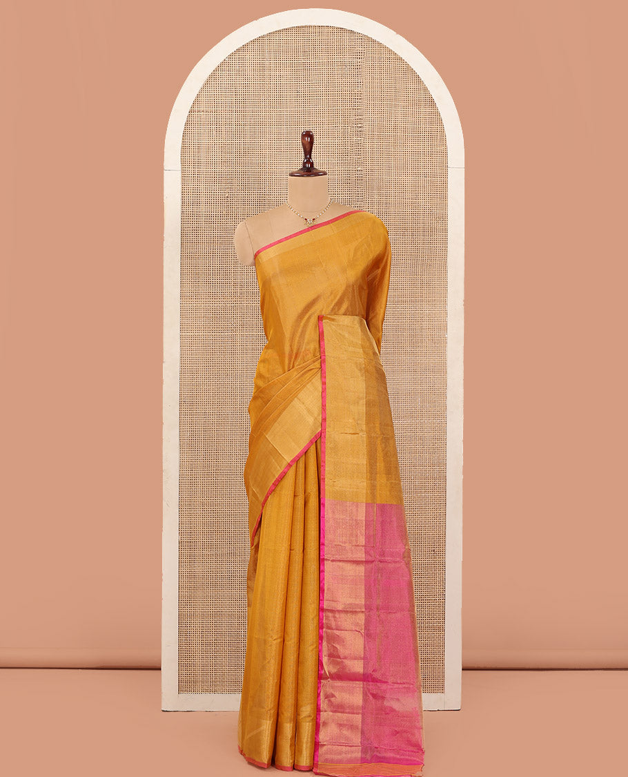Mustrad Plain Uppada Silk Saree, Complemented by Bavanji Border, Captivating Contrast Pallu of Gleaming Zari Weave, and Paired with a Contrast Blouse