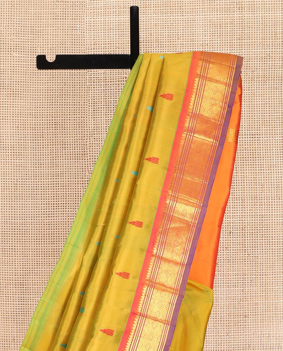 Mustrad Kanchipuram Silk Saree, Delicately Woven with Thread Buttas on Its Body, Complemented by a Contrast One-Sided Border of Thilakam Mokku, Banaras, Muthu and Jaal Designs, Pallu Features Zari Designs, and Comes Without a Blouse