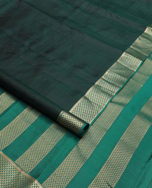 Deep forest green plain Kanchipuram silk saree, contrast border of rekku & ara maadam design & pallu of ara maadam designs