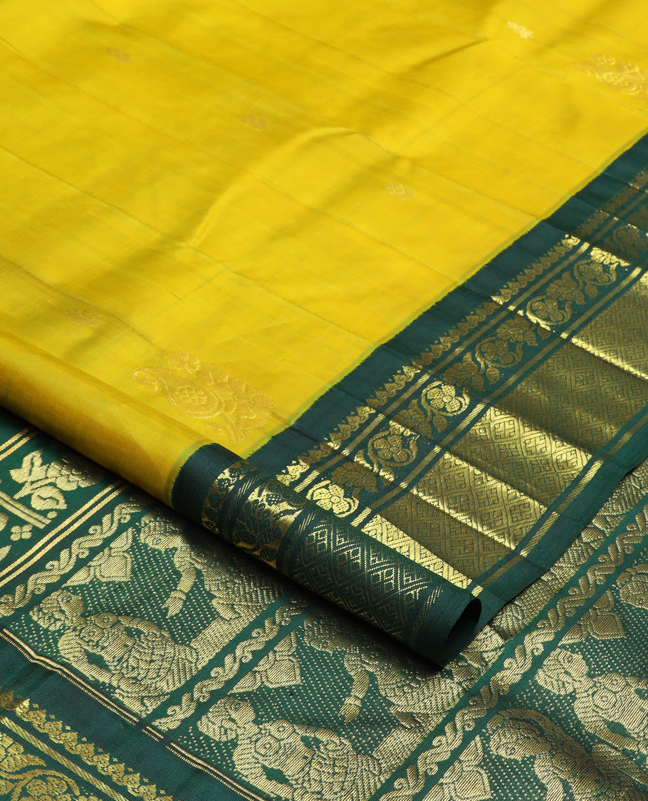 Green zari buttas Kanchipuram silk saree, contrast one-sided korvai border of kodi visiry, and jaal design, and human figurines motifs woven pallu