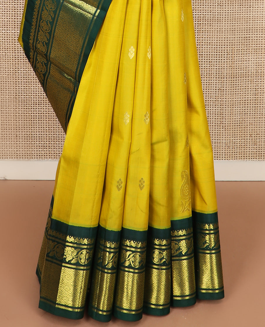 Green zari buttas Kanchipuram silk saree, contrast one-sided korvai border of kodi visiry, and jaal design, and human figurines motifs woven pallu