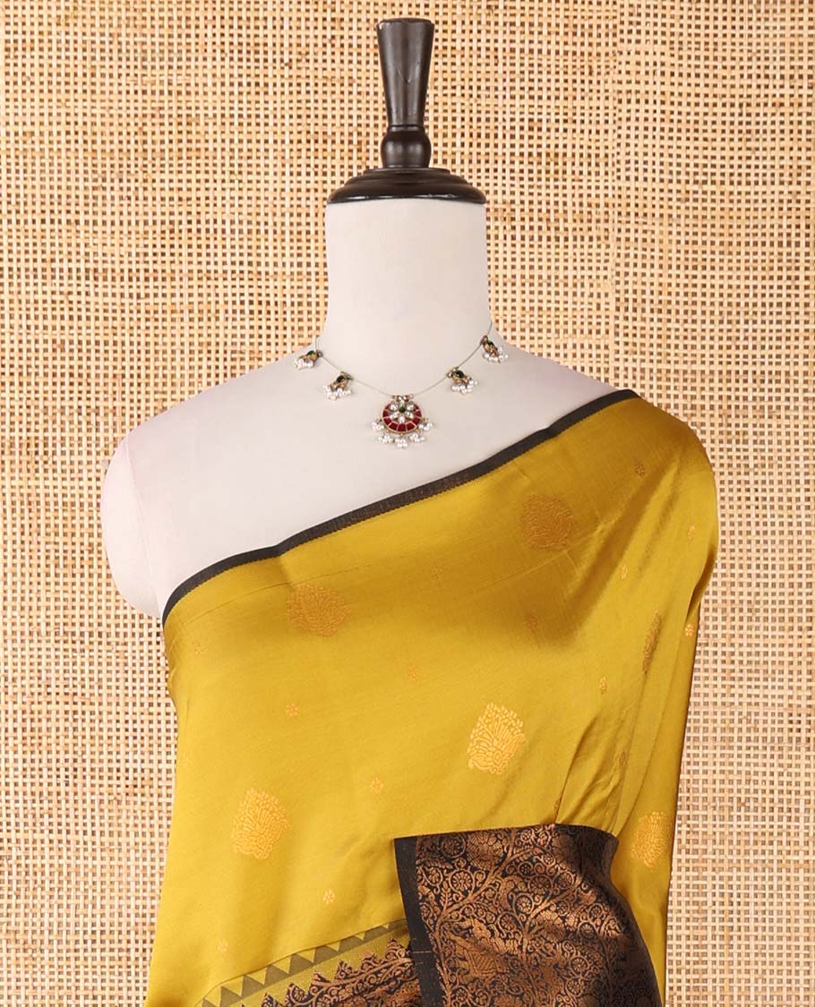 Borderless mehendi-black zari buttas & half-&-half vanasingari-style flora-fauna woven kanchi silksaree,self-pallu & blue blouse of zari brocade