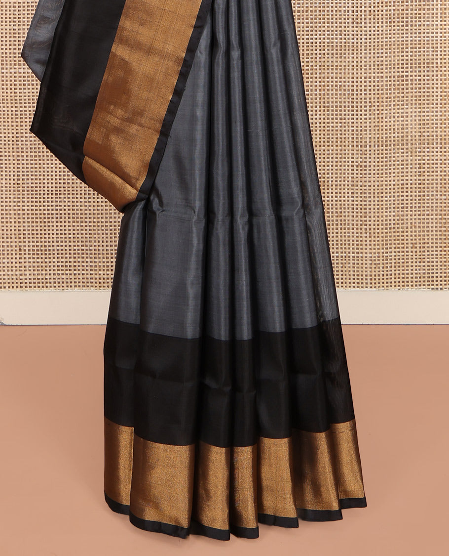Grey Plain Uppada Silk Saree, Complemented by a Contrast Bavanji Border, Plain Pallu, and Paired with a Contrast Blouse