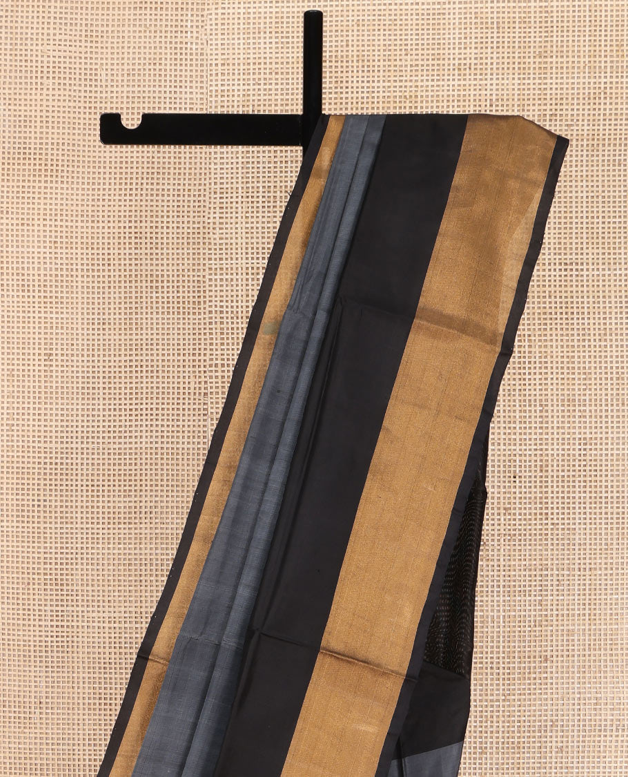 Grey Plain Uppada Silk Saree, Complemented by a Contrast Bavanji Border, Plain Pallu, and Paired with a Contrast Blouse
