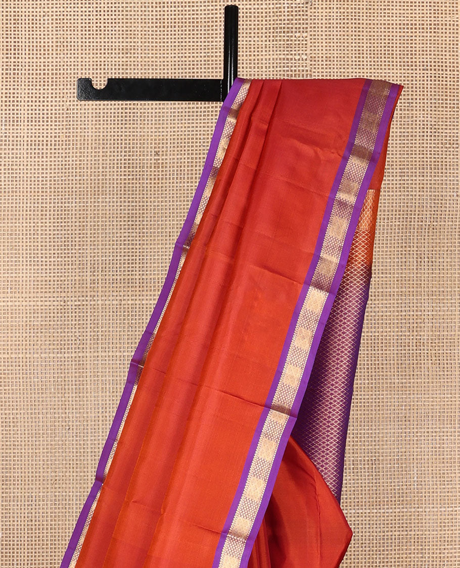 Red plain Kanchipuram silk saree, contrast jaal pallu & zari border of rekku, muthu, jaal & then kuli kann designs