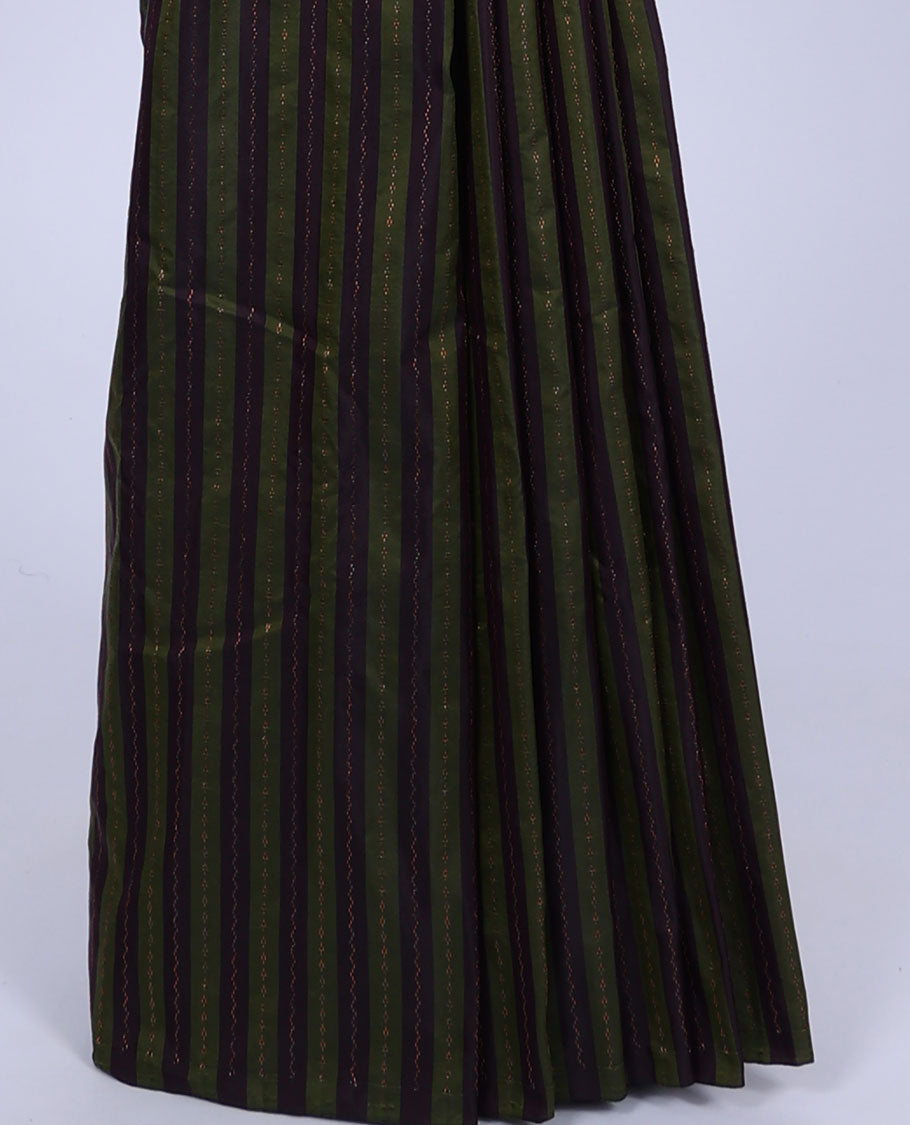 Borderless green aarani saree with zig-zag stripes & buttas, pallu of zig-zag stripes & buttas