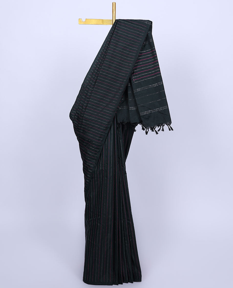 Borderless deep green aarani saree with zig-zag stripes, self-pallu of zig-zag stripes