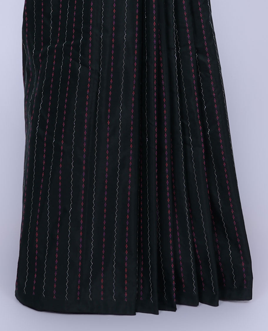 Borderless deep green aarani saree with zig-zag stripes, self-pallu of zig-zag stripes
