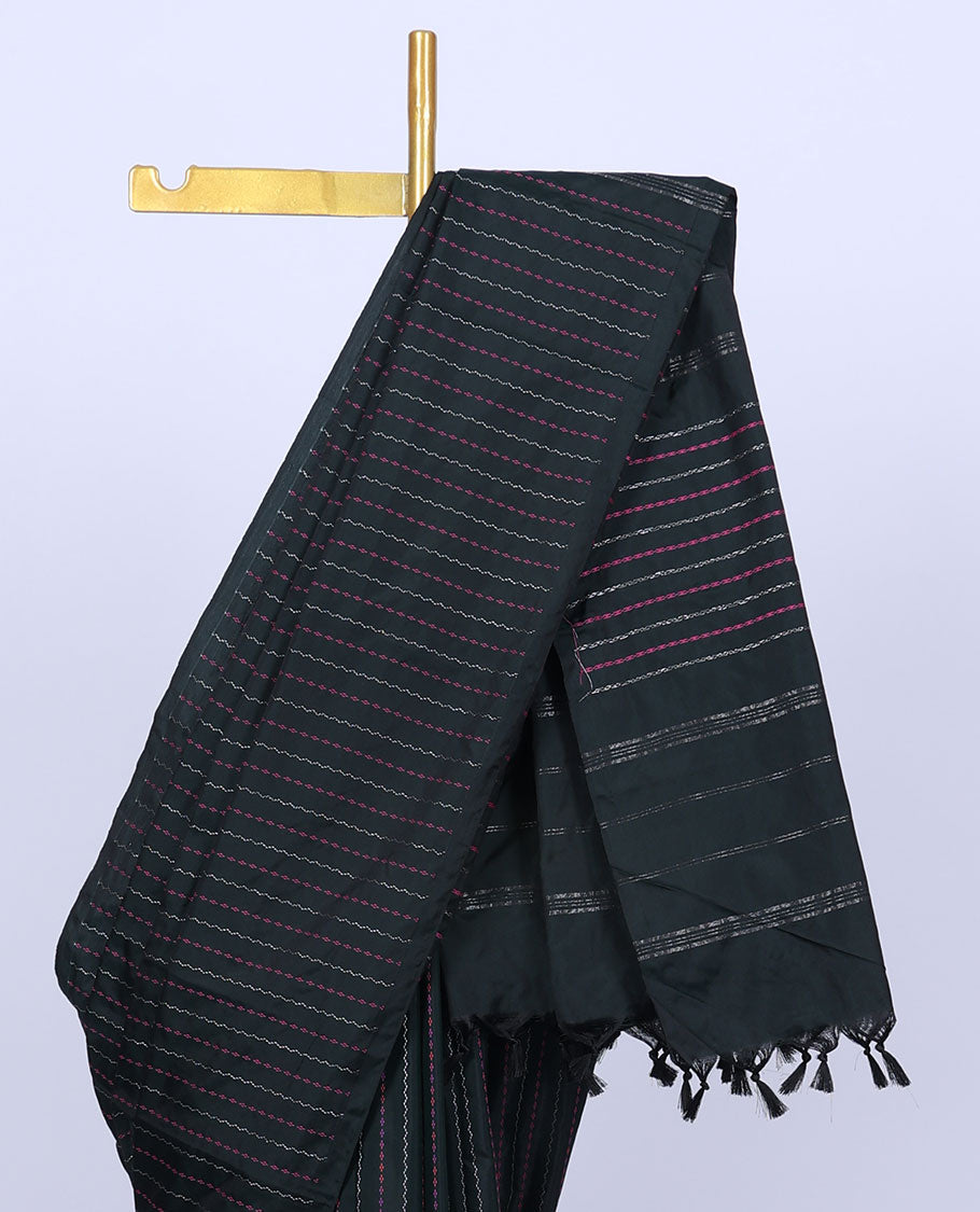 Borderless deep green aarani saree with zig-zag stripes, self-pallu of zig-zag stripes