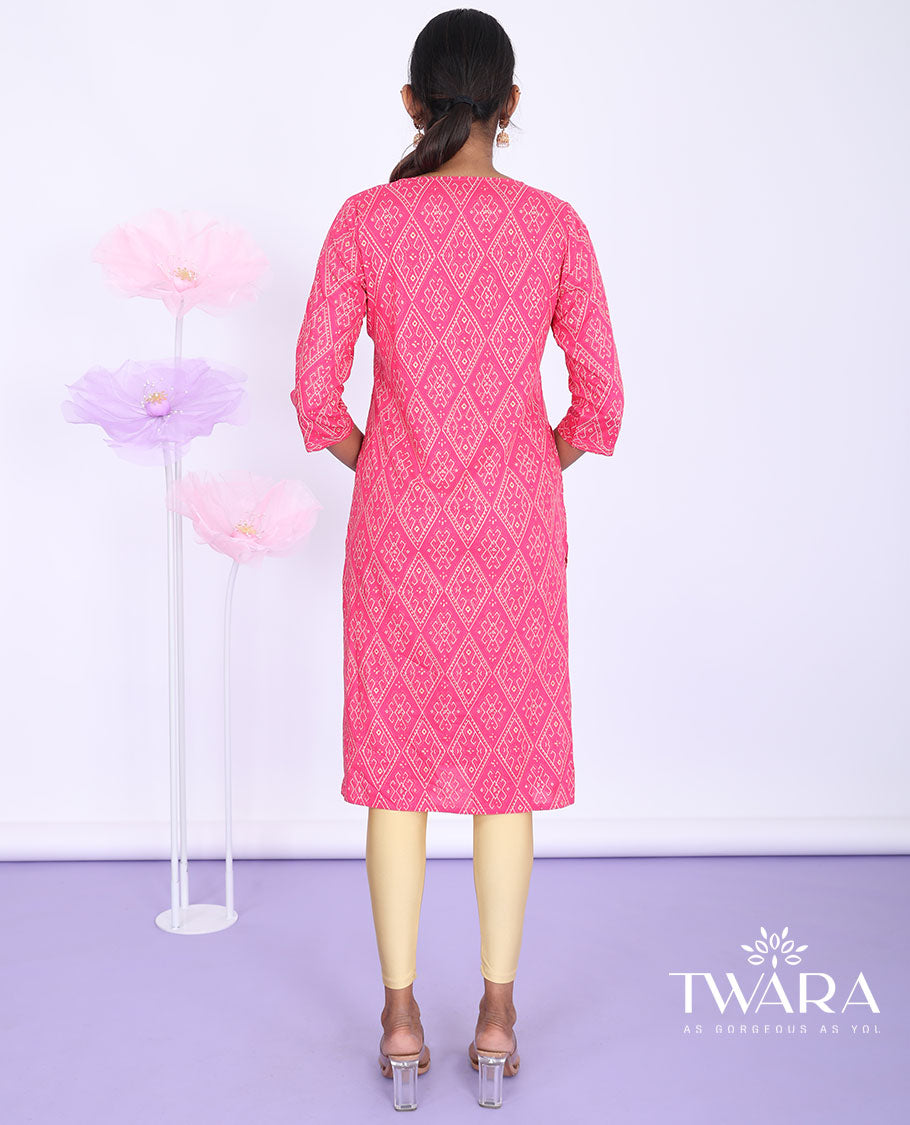 Twara pink argyle print V-neck with 3/4th sleeve rayon straight-cut knee-length kurti