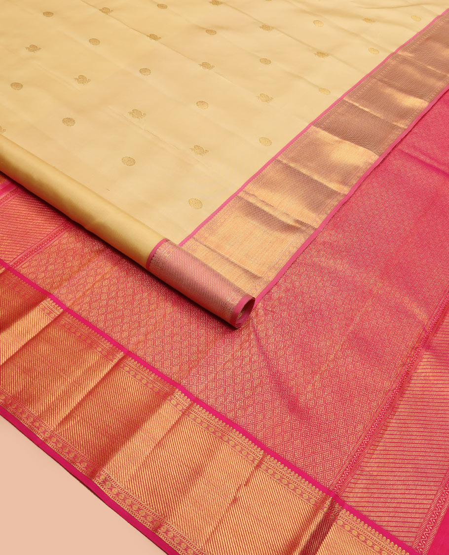 Gold mayil chakram buttas Kanchipuram silk saree, contrast border of thilakam mokku, muthu, banaras, and rudraksham designs, and jaal pallu