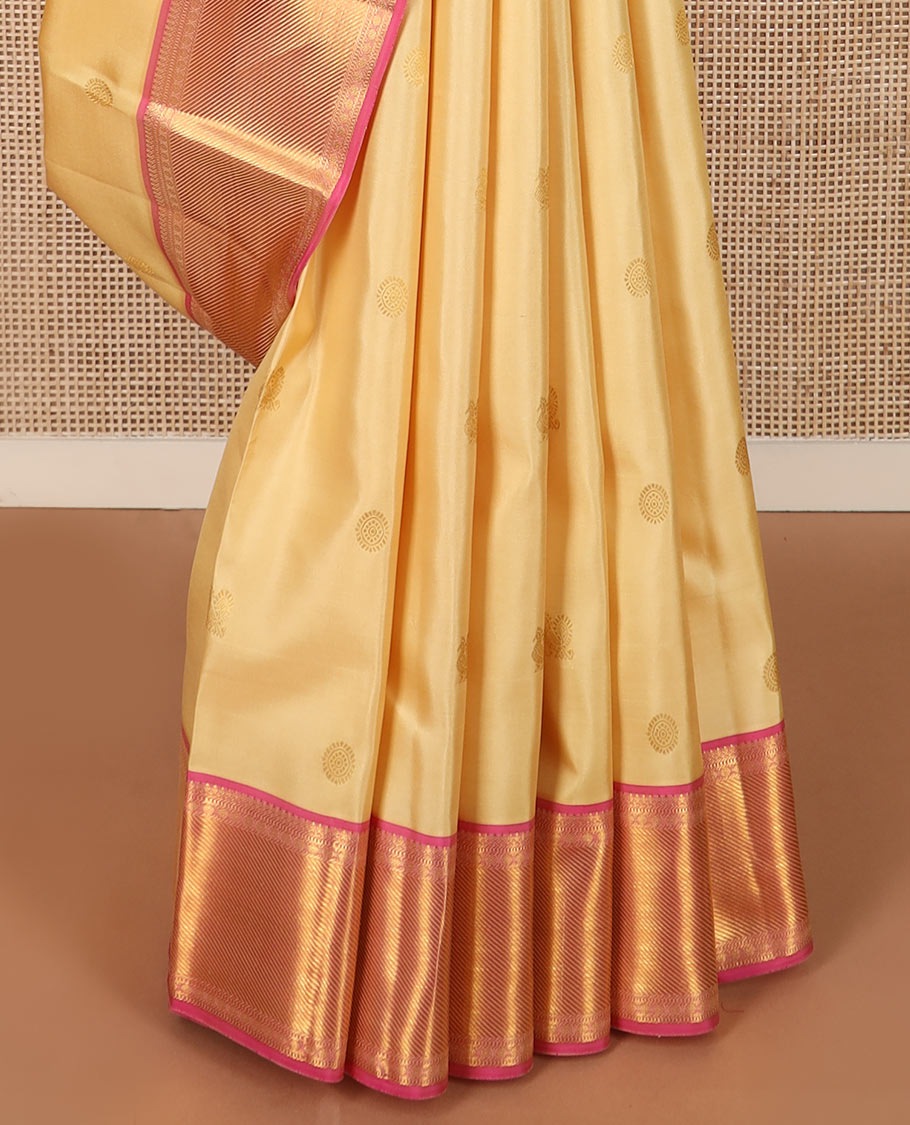 Gold mayil chakram buttas Kanchipuram silk saree, contrast border of thilakam mokku, muthu, banaras, and rudraksham designs, and jaal pallu