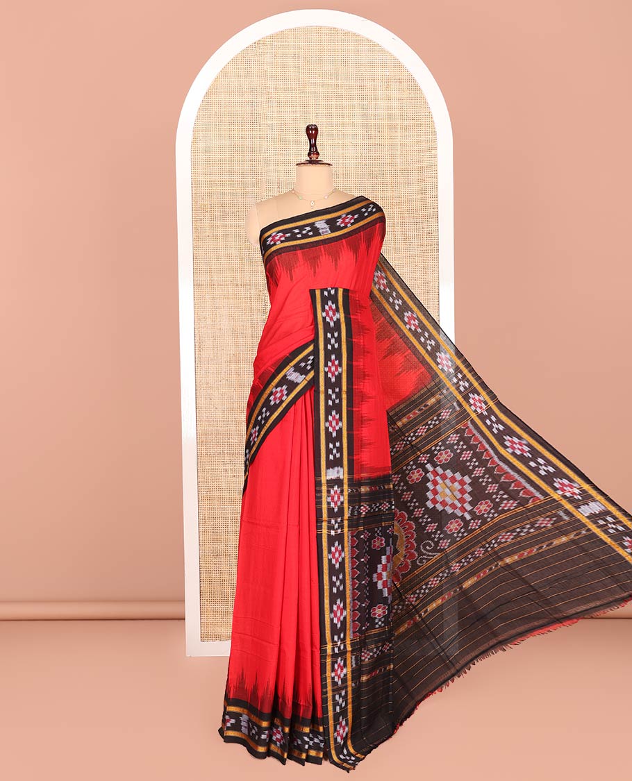 Red Plain Odisha Cotton Saree, Complemented by a Contrast Temple Border of Pasapalli Weaves, Pallu Features Intricate Patterns, and Has No Blouse