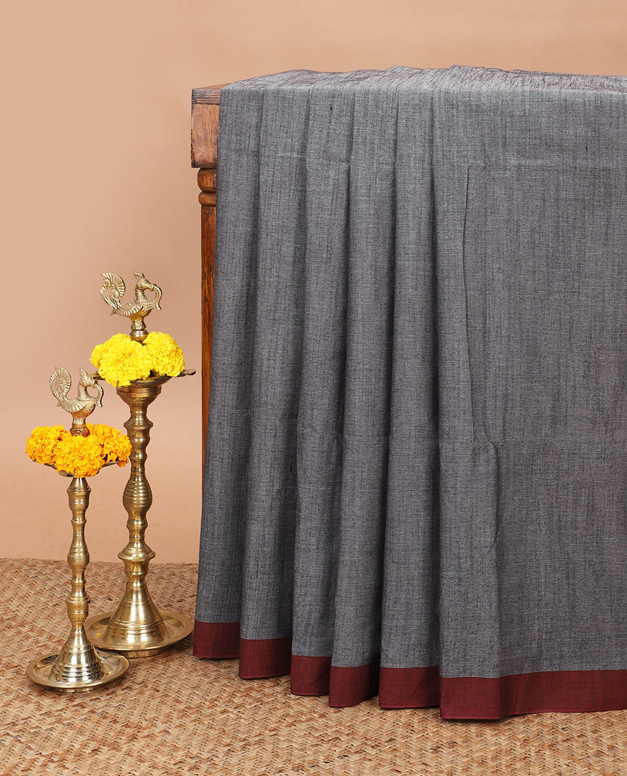 Grey jute cotton saree with contrast piping border & lining pallu along with contrast lining blouse