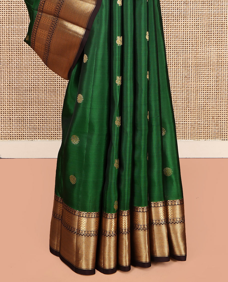 Green Vasundhara Lite Silk Mix Saree, Adorned with Zari Buttas, Contrast Border of Muthu, Rudraksha, Paiyadi Kattam, and Mayil Kann, Jaal Pallu, and a Contrast Blouse