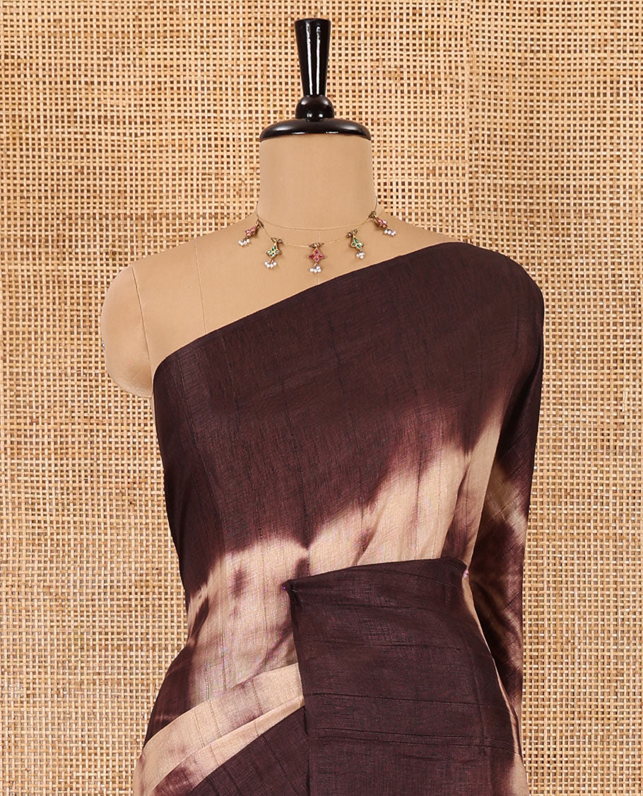 Wine shibori printed jute cotton saree, contrast plain border, plain pallu with tussels, and contrast plain blouse