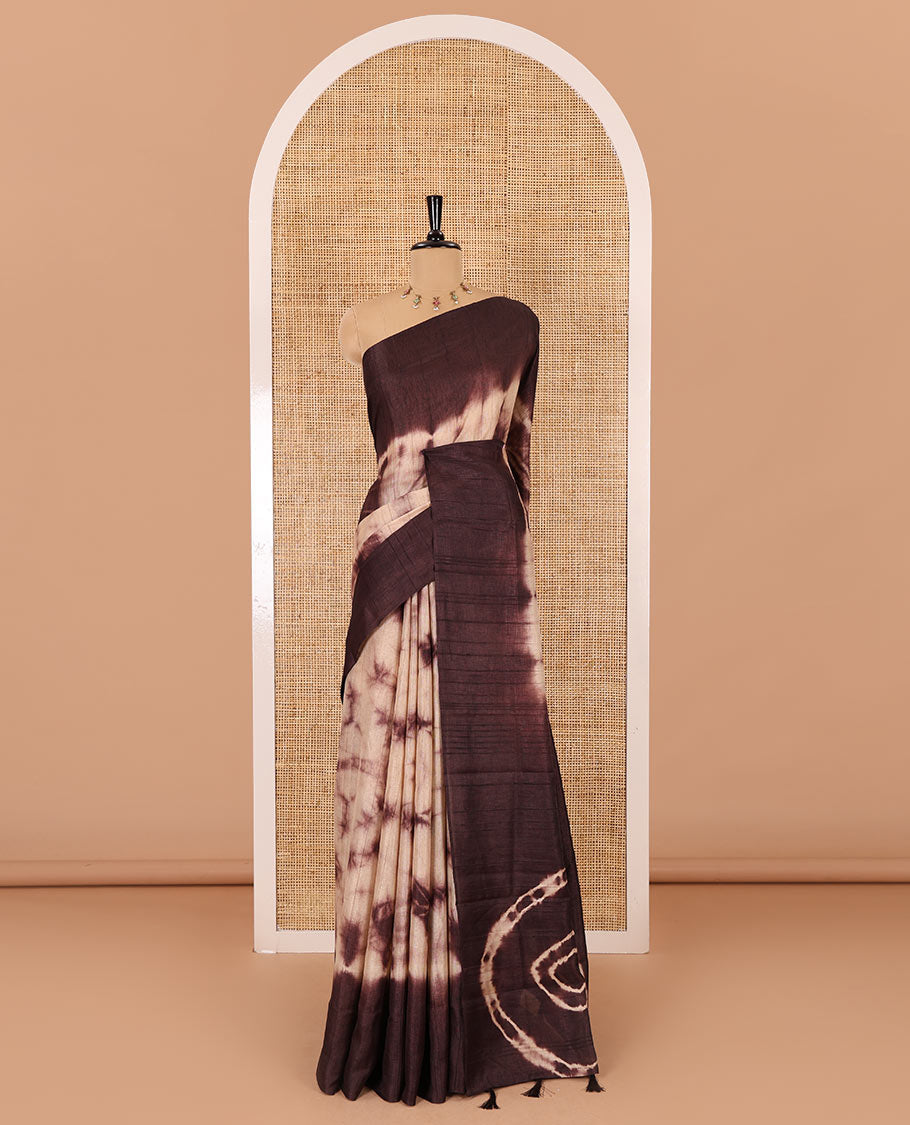 Wine shibori printed jute cotton saree, contrast plain border, plain pallu with tussels, and contrast plain blouse