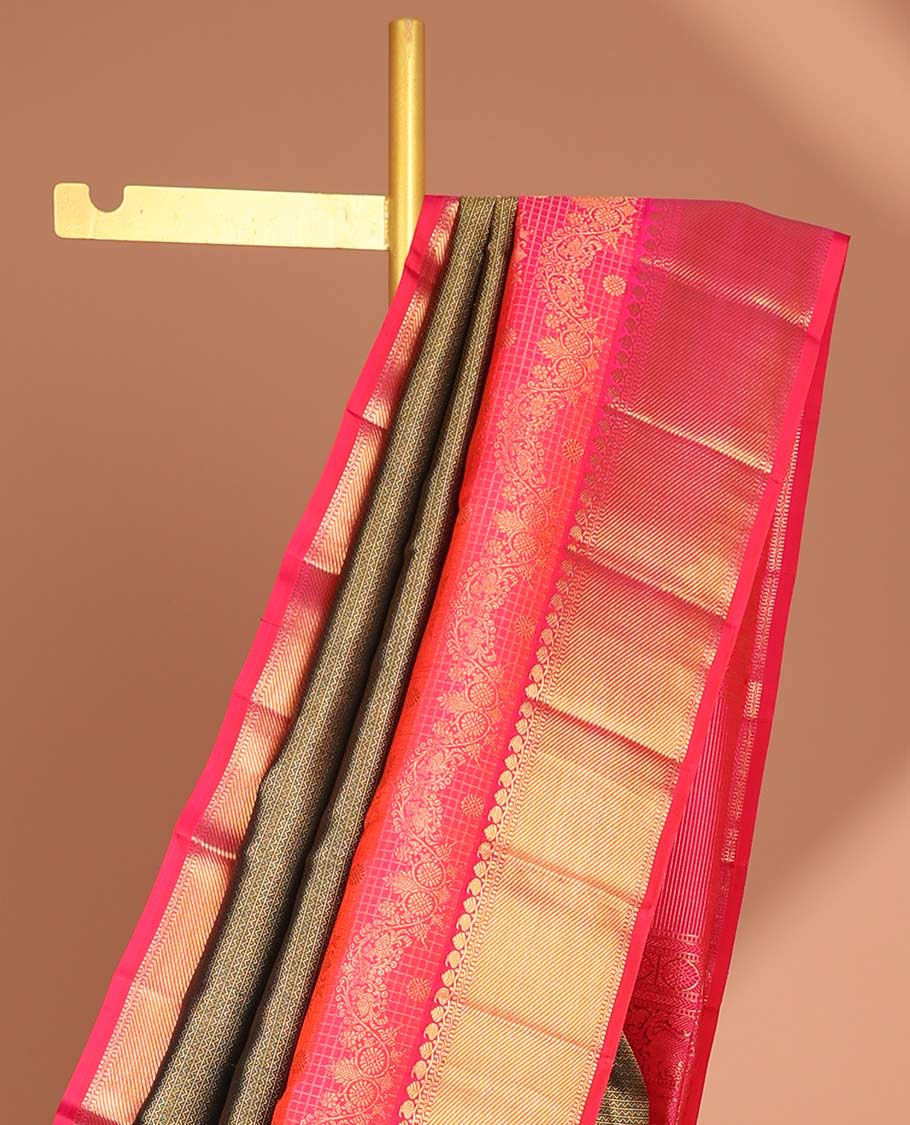 Green& red jacquard wedding silk saree with contrast border of paiselys, banaras design & traditional zari pallu