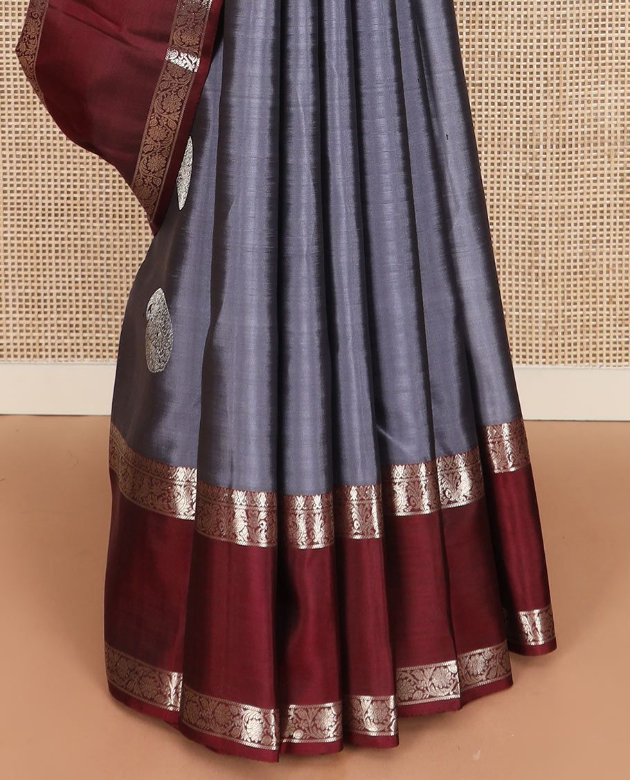 Grey manga buttas Kanchipuram silk saree, contrast rettai pettu border of mayil, and kodi visiry designs, and pallu of jaal designs