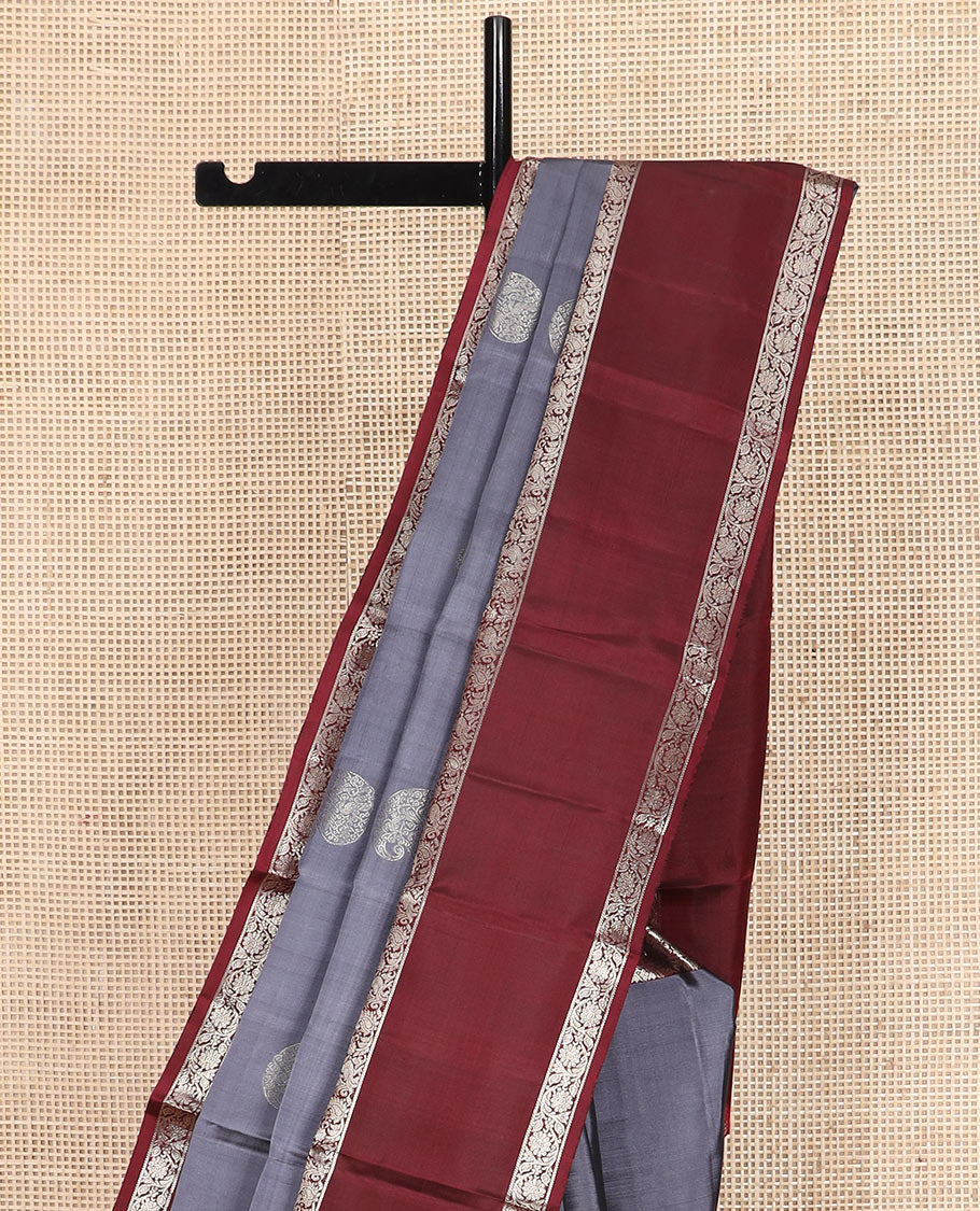 Grey manga buttas Kanchipuram silk saree, contrast rettai pettu border of mayil, and kodi visiry designs, and pallu of jaal designs