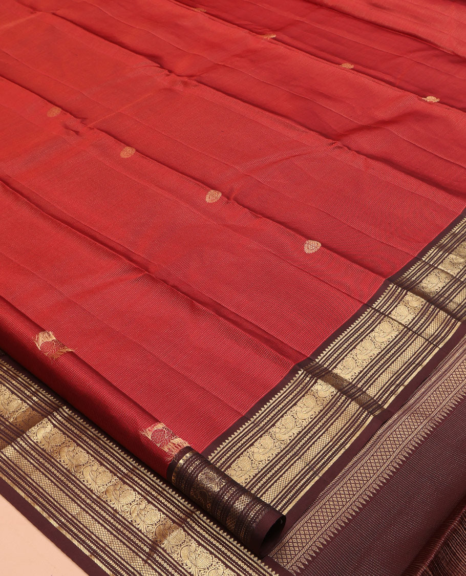 Crimson Red Vasundhara Silk Saree Featuring Vaira Oosi, and Annam Chakram Buttas, Complemented by a Contrast Border of Thilakam, Banaras, Mayil, Mayil Kann, Ara Bogudi, Muthu, and Banaras Designs, Grandly Woven Pallu, and a Contrast Blouse