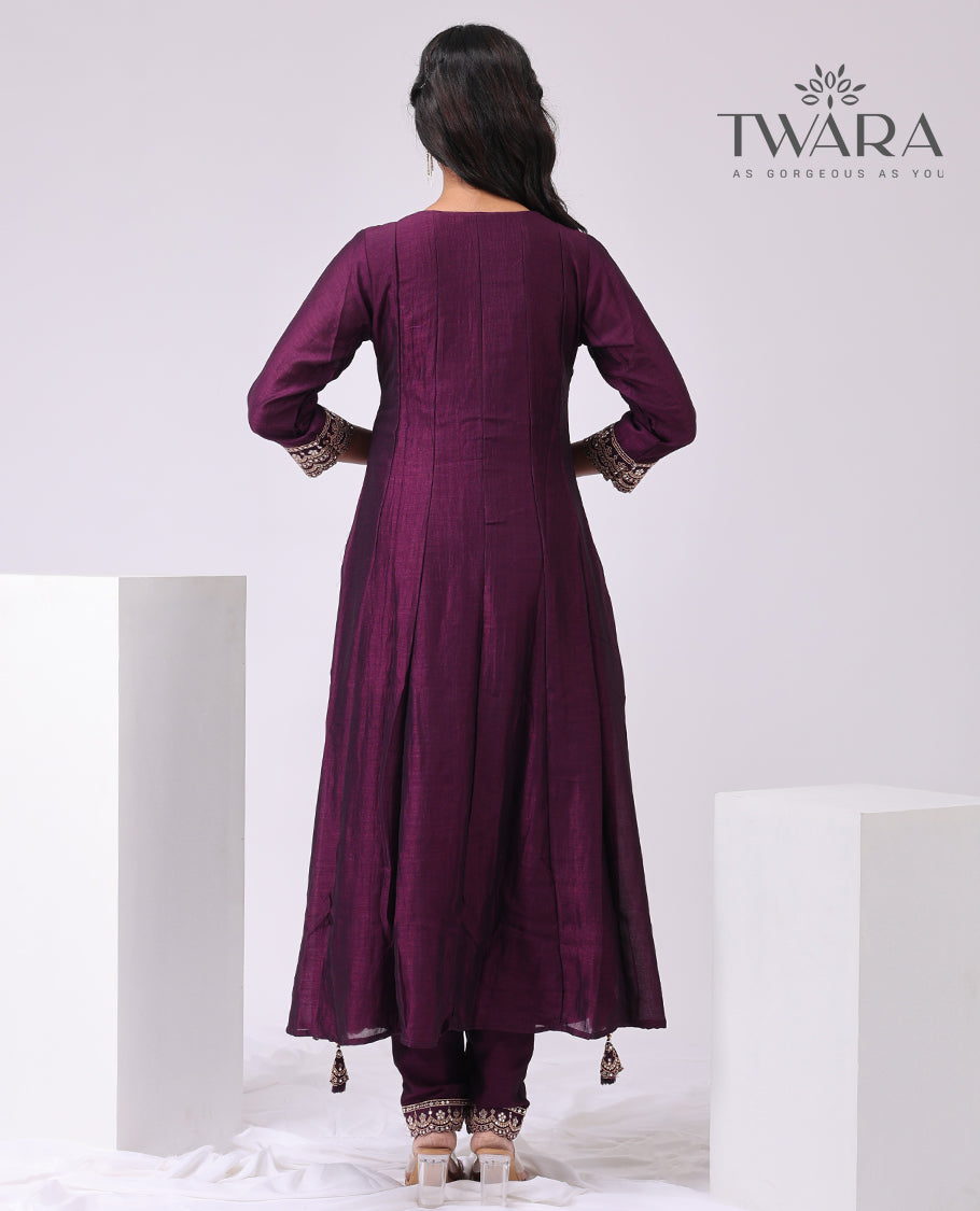 Twara violet floral embroidered v neck , 3/4 th sleeve , below knee lenght kurti with straign pants & floral scallop dupatta