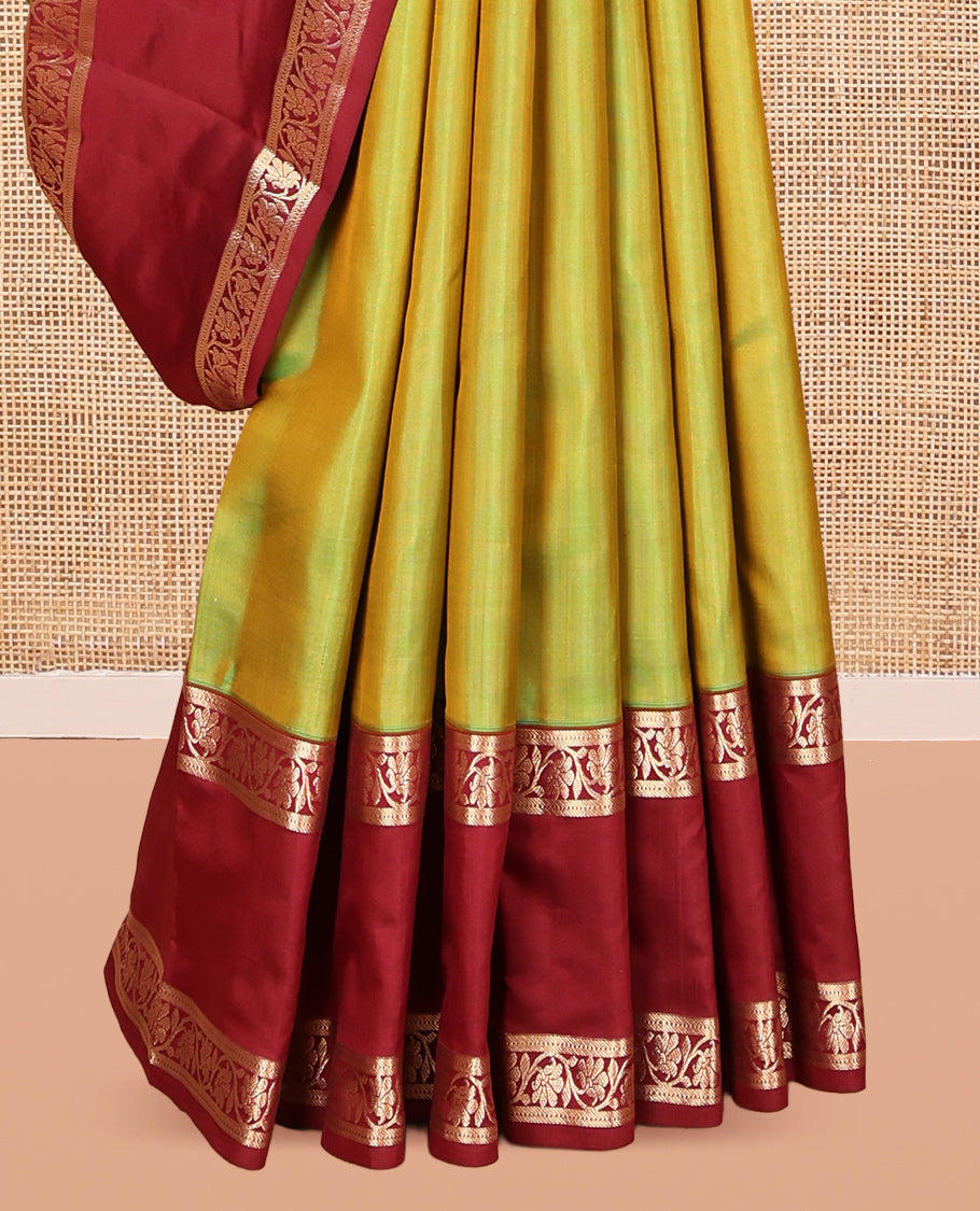 Green Plain Kanchipuram Silk Saree, Complemented by a Contrast Rettai Pettu Border of Kodi Visiry Designs, Grand Pallu, and a Contrast Blouse