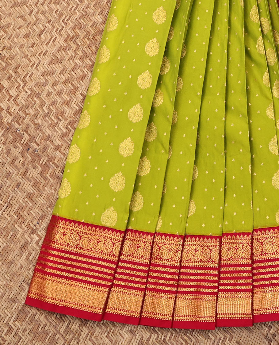 Leaf Green Budget Silk Saree, Delicately Woven with Zari Buttas on Its Body, Complemented by a Contrast Traditional Zari Varisai Pettu Border, Grand Jaal Pallu, and Paired with a Contrast Blouse