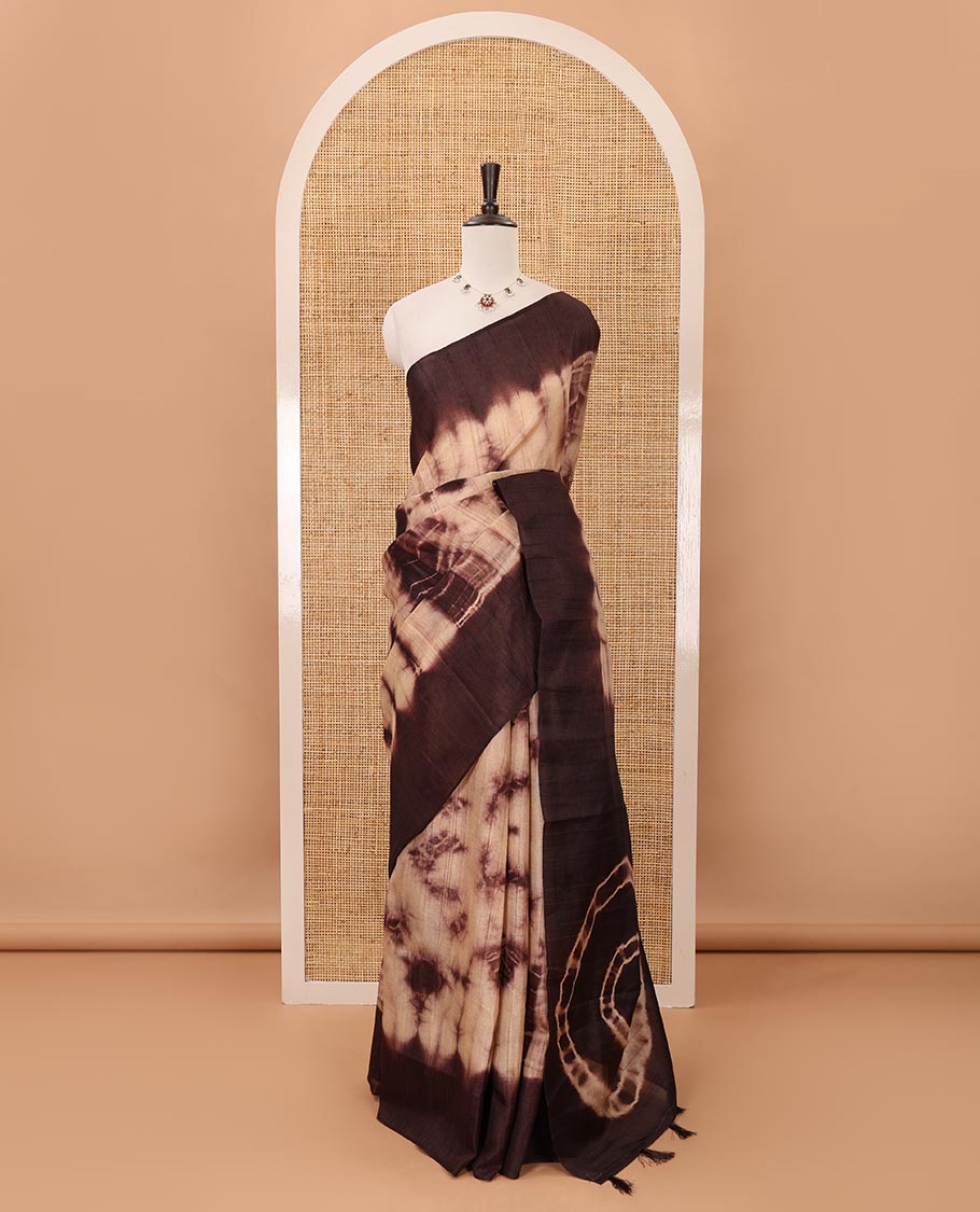 Borderless cream shibori-printed jute tussar silk saree, contrast shibori-printed pallu & contrast blouse
