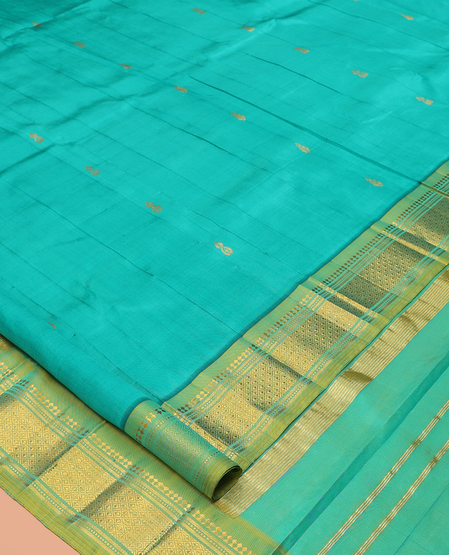 Blue Kanchipuram Silk Saree, Woven with Zari Buttas, Complemented by a Contrast Border of Panner Sombu, Banaras, Muthu, and Mayil Kann Design, Pallu of Zari Design, and No Blouse