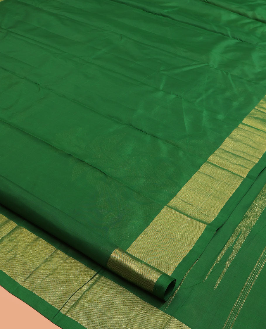 Green Kanchipuram Silk Saree, Woven with Yaanai Buttas, Highlighted by Zari Border, Pallu of Yaanai Design, and a Matching Blouse