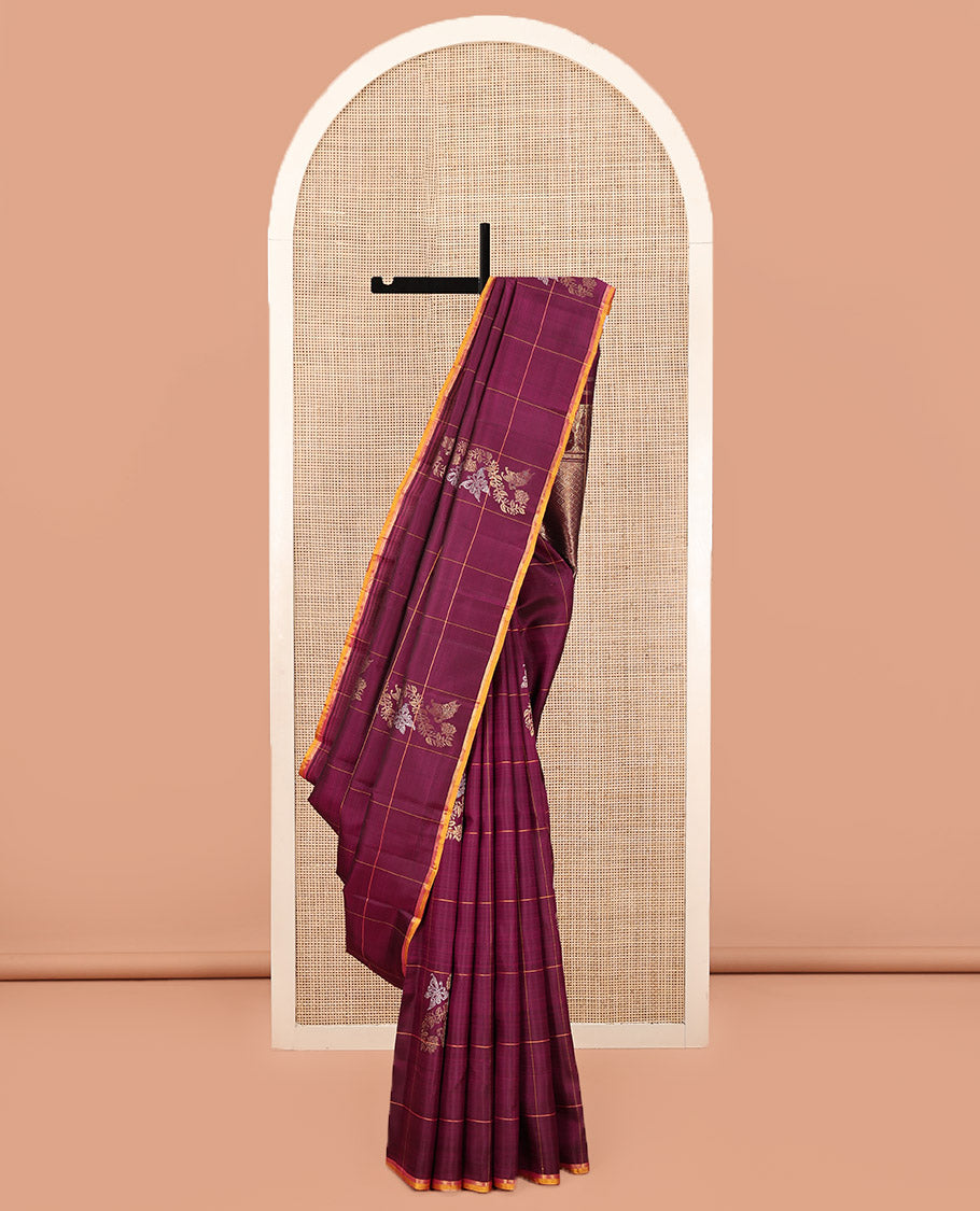 Borderless Wine Kanchipuram Silk Saree, Meticulously Crafted with Zari Buttas Enclosed Checks, Complemented by a Contrast Pallu Steeped with Kamalam Designs, and Paired with a Matching Blouse