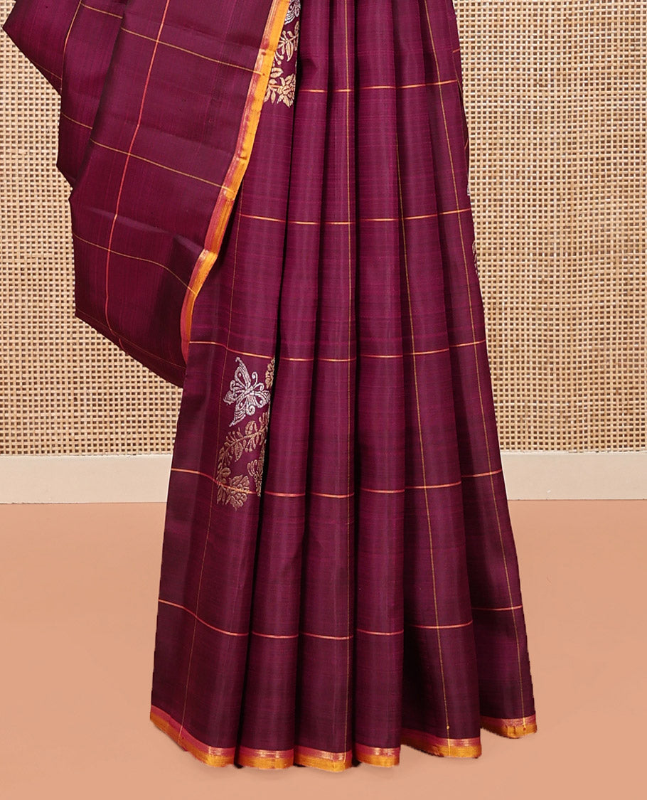 Borderless Wine Kanchipuram Silk Saree, Meticulously Crafted with Zari Buttas Enclosed Checks, Complemented by a Contrast Pallu Steeped with Kamalam Designs, and Paired with a Matching Blouse