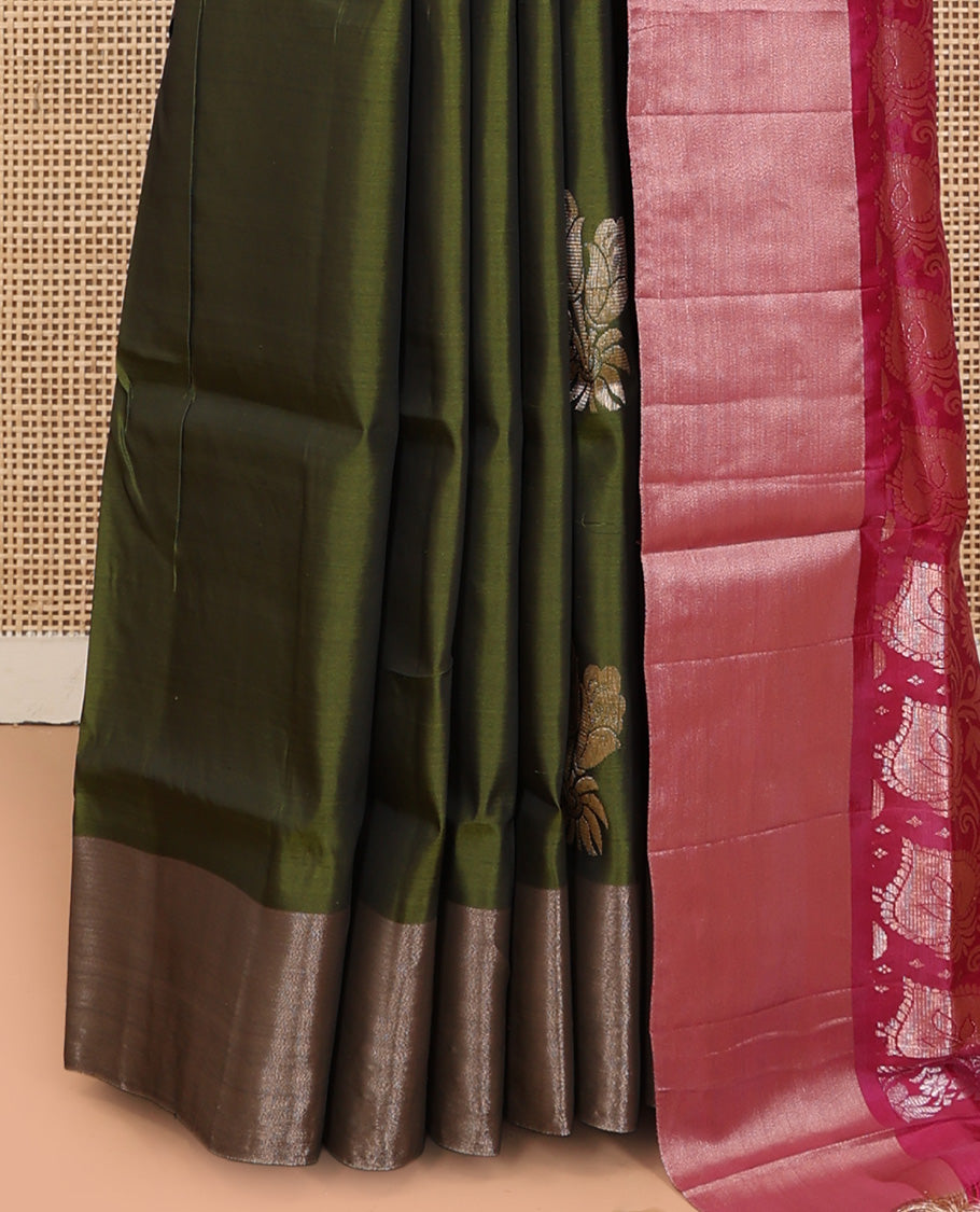 Green Uppada Saree, Adorned with Hibiscus Floral Buttas, a Bavanji Border, Contrast Intricate Pallu, and a Contrast Blouse