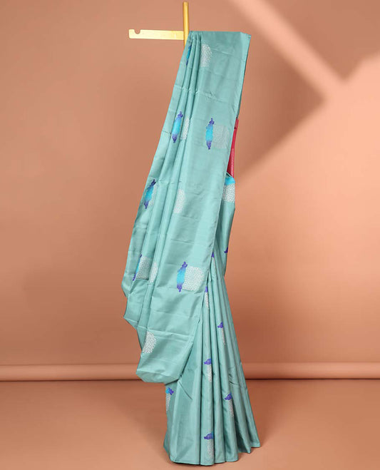 Borderless blue Kanchipuram silksaree with buttas, contrast pallu of floral, paisleys, chakram, and neli designs