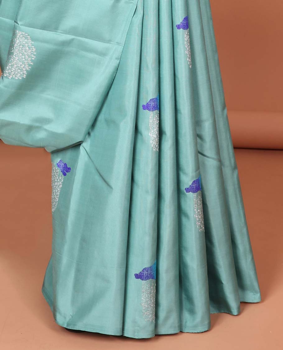 Borderless blue Kanchipuram silksaree with buttas, contrast pallu of floral, paisleys, chakram, and neli designs