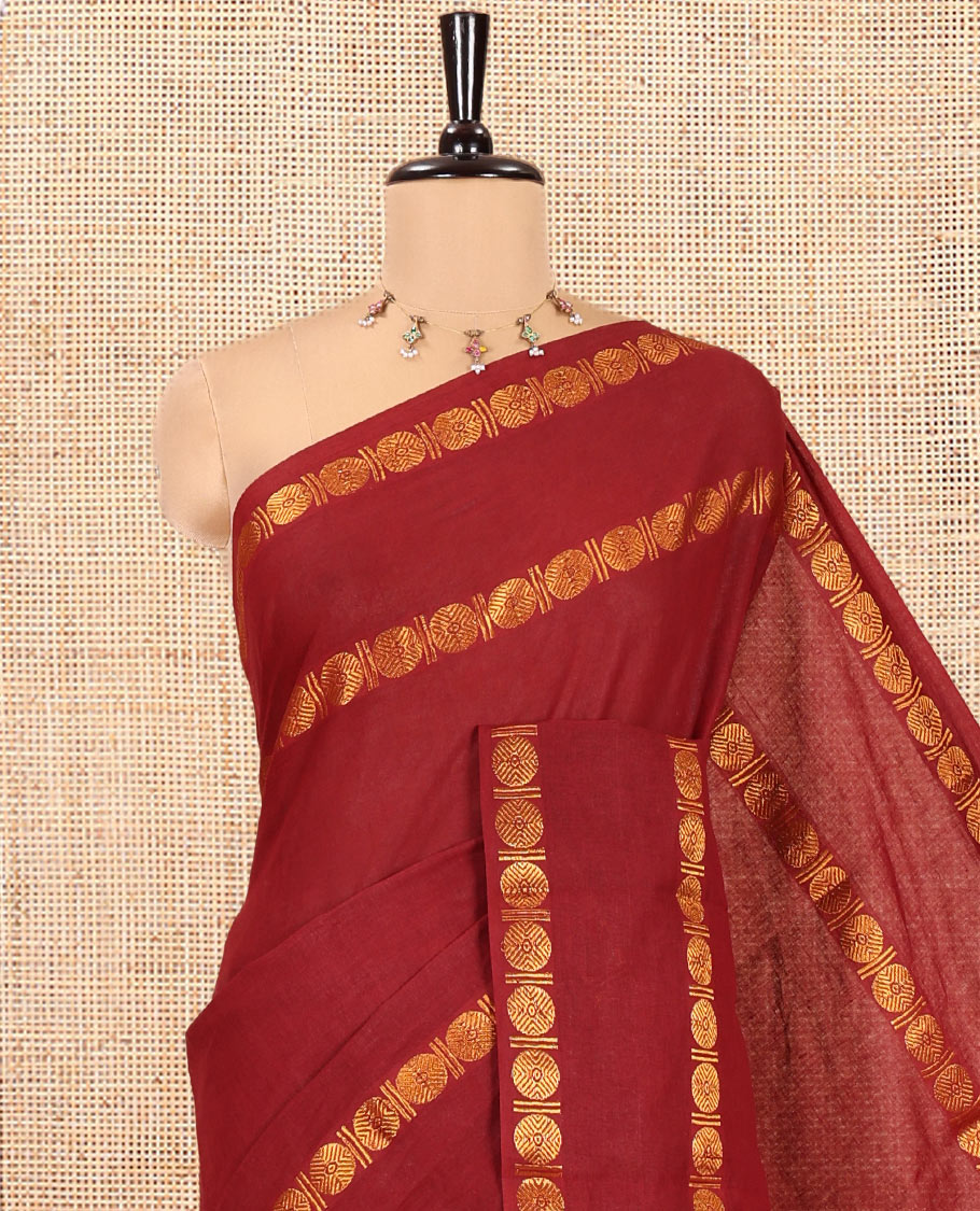 Maroon Plain Sungudi Cotton Saree, Highlighted by Traditional Rettai Pettu Rudraksham Border, Striped Pallu, and a Matching Blouse