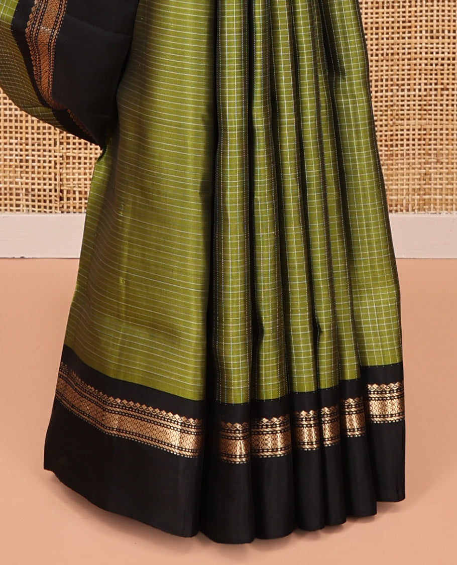 Green Mayuri Lite Silk Mix Saree, Subtly Sparkled with Checks on Its Body, Complemented by a Contrast Kal Eragina Border of Salngai, Muthu, and Then Kuli Nagam Designs, Intricately Designed Pallu, and Paired with a Contrast Blouse