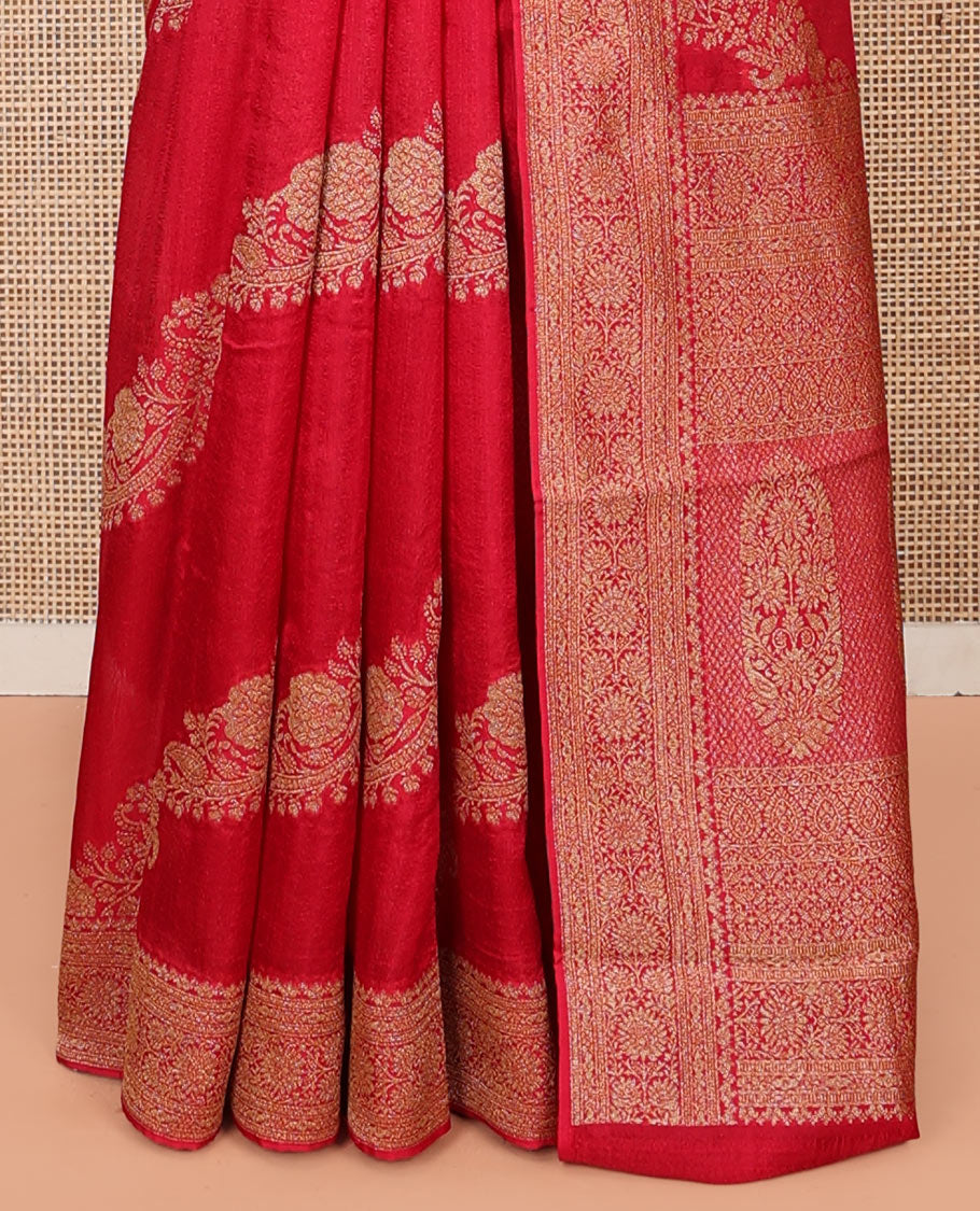 Red Matka Silk Saree, Impeccably Styled with Floral Jaal Jacquard Design on Its Body, Highlighted by Traditional Design Border, Intricately Designed Pallu, and Paired with a Matching Blouse