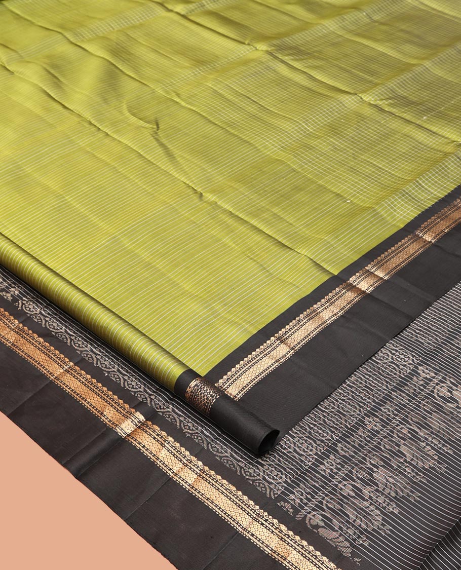 Green Mayuri Lite Silk Mix Saree, Subtly Sparkled with Checks on Its Body, Complemented by a Contrast Kal Eragina Border of Salngai, Muthu, and Then Kuli Nagam Designs, Intricately Designed Pallu, and Paired with a Contrast Blouse