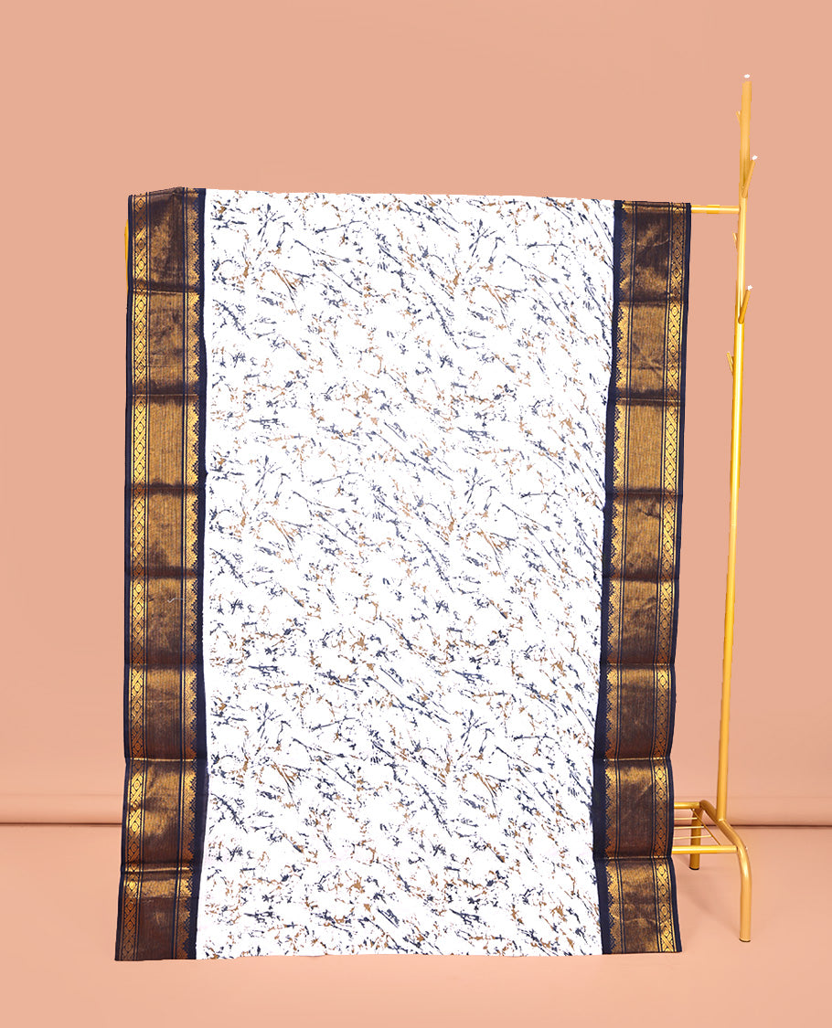 White-Blue Sungudi Cotton Saree, Uniquely Printed with Paint-Like Splashes on Its Body, Complemented by a Contrast Traditional Zari Design Border, Zari-Striped Pallu, and Has No Blouse