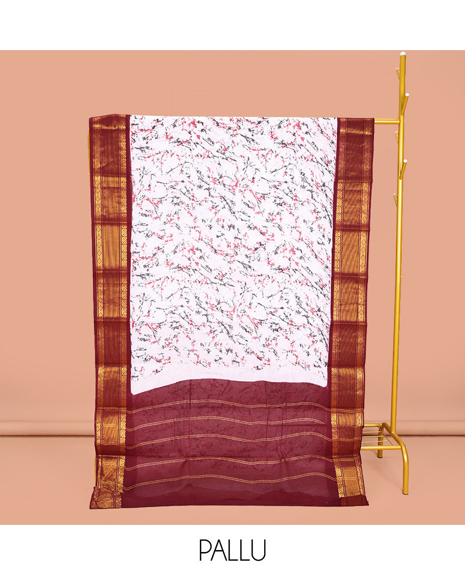 White-Red Sungudi Cotton Saree, Uniquely Printed with Paint-Like Splashes on Its Body, Complemented by a Contrast Traditional Zari Design Border, Zari-Striped Pallu, and Has No Blouse