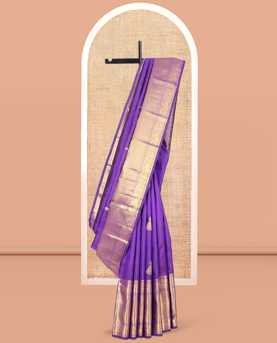 Violet Kanchipuram Silk Saree, Opulently Embellished with Jhumka Zari Buttas, Highlighted by a Zari Border of Arumbu Manga, Mayil, and Paiyadi Kann, Grand Pallu, and Matching Blouse
